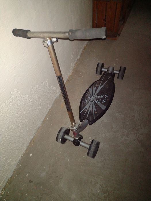 Desko hulajnoga na czterech kółkach