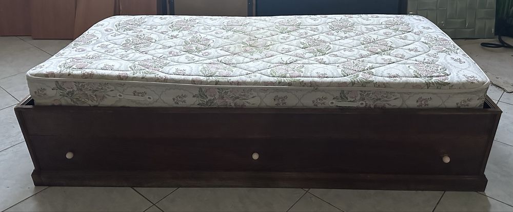 Cama indivdual com gavetao para cama ou arrumação 190x90cm