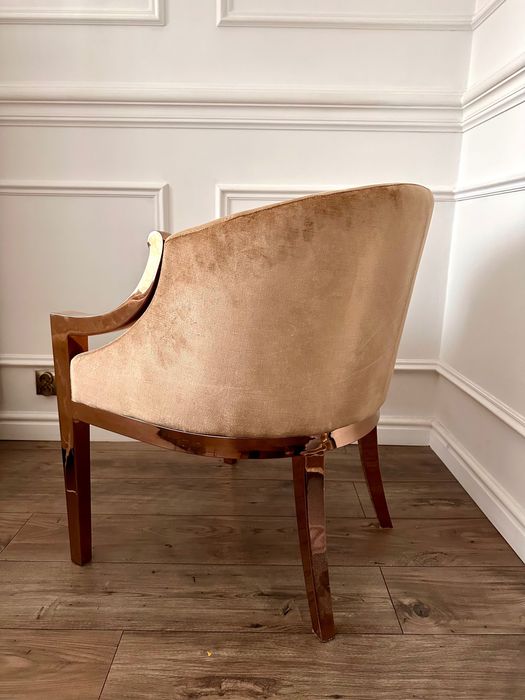 Elegancki fotel w stylu modern classic miedziane