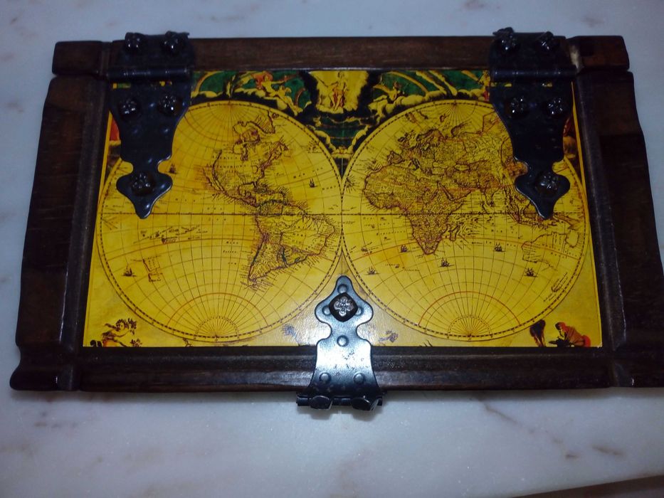 Caixa de madeira, em forma de baú, com cadeado-Feita à mão em Espanha