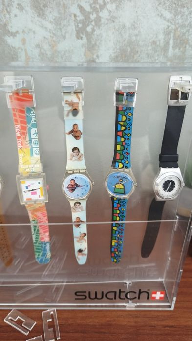 Coleção de 12 relógios Swatch com expositore