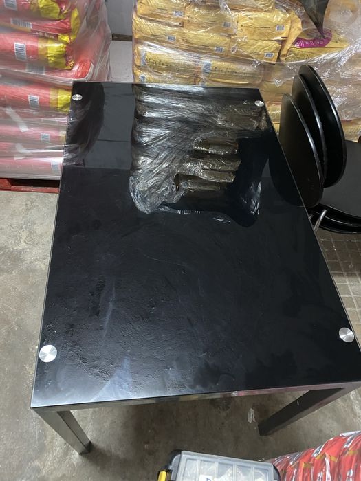 Mesa com tampo de vidro e 3 cadeiras