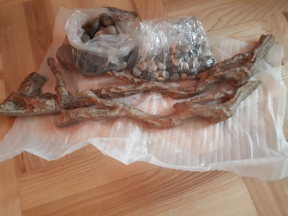 Zestaw imitacji  kawałków drewna i kamieni do kominka elektrycznego.