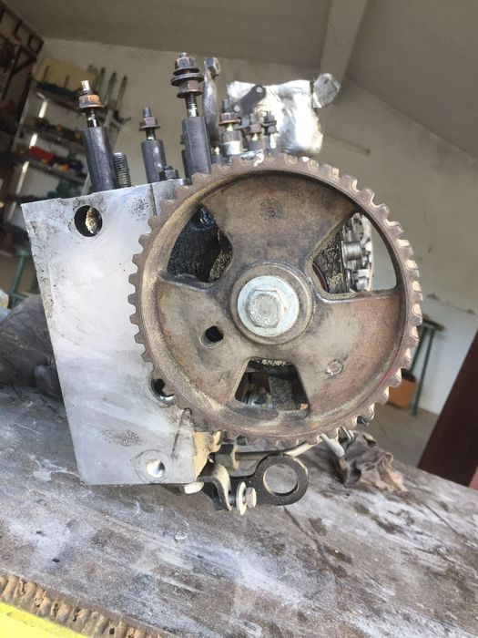 Cabeça de motor com rampa de injeção