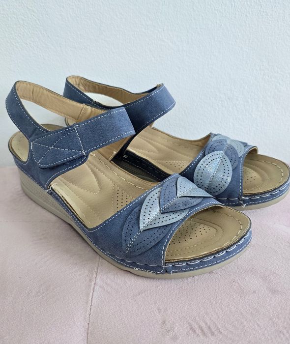 Sandalia nova em azul e preto. Tam 38