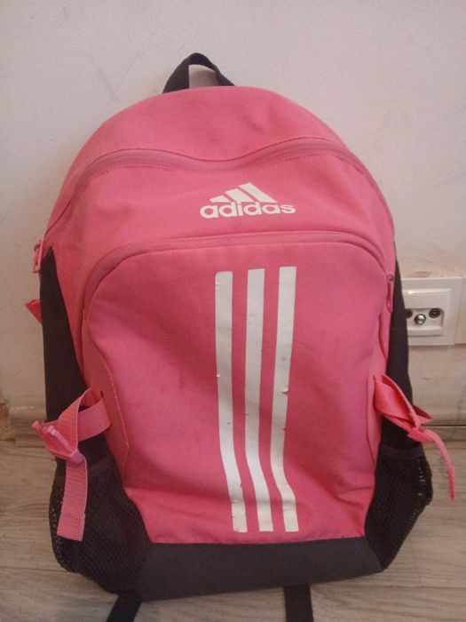 Różowy plecak adidasa drobne ślady uzytkowania
