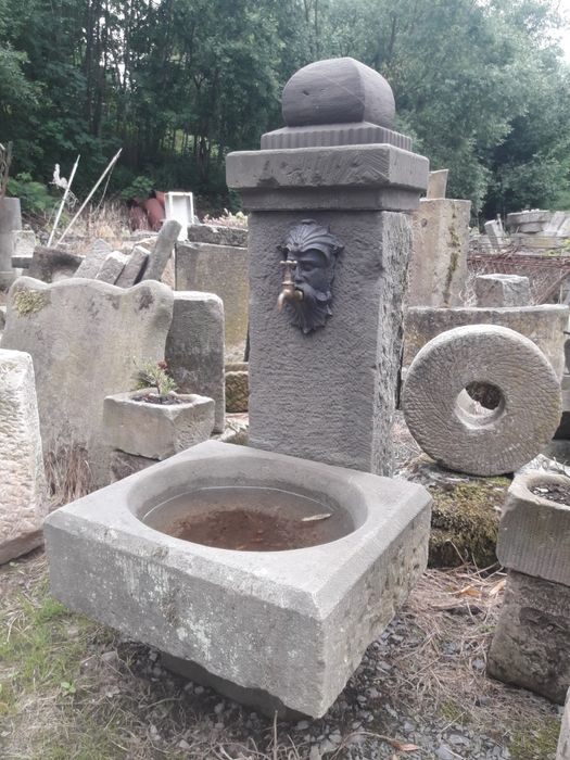 Fontanna historyczna , zlew ogrodowy,  kamienna.