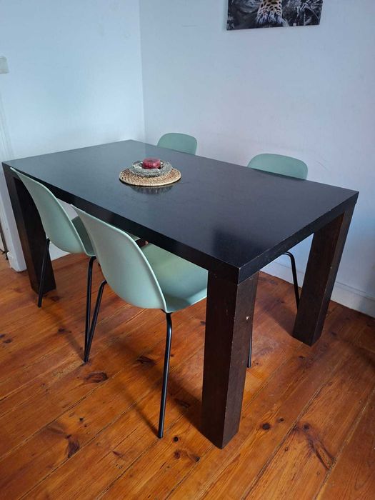 Vendo mesa  de madeira com cadeiras