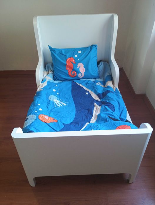 Cama de criança com colchão e resguardo