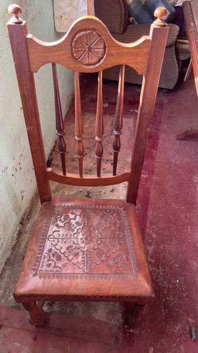 Mesas, cadeiras e sofas