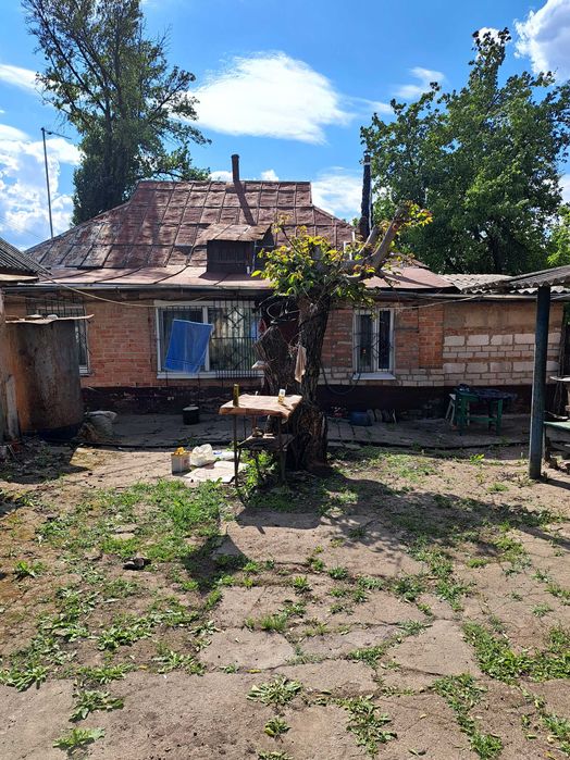 Житловий будинок з меблею та побутовою технікою.