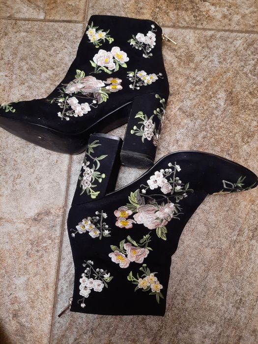 Buty w kwiaty wyszywane