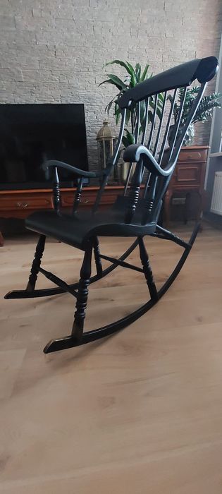 Antyczny czarny fotel na biegunach