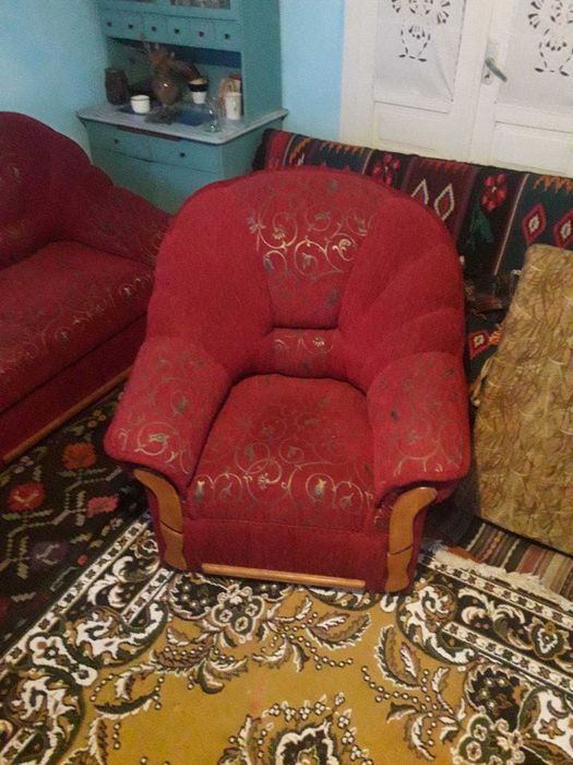 Меблі для вітальні. Диван  та  два стільці.