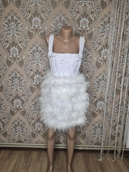 Фірмове плаття з пір'ям корсетом вечірне святкове весільне