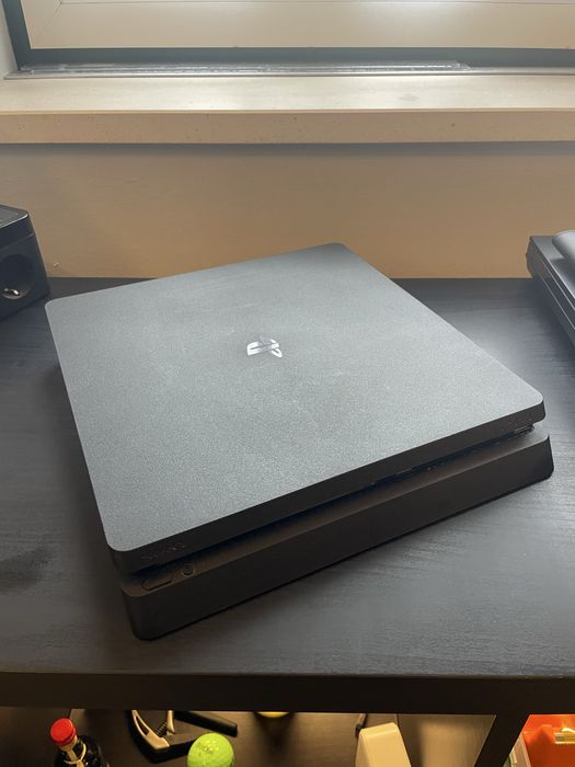 PlayStation 4 + 3 Jogos + 2 Comandos