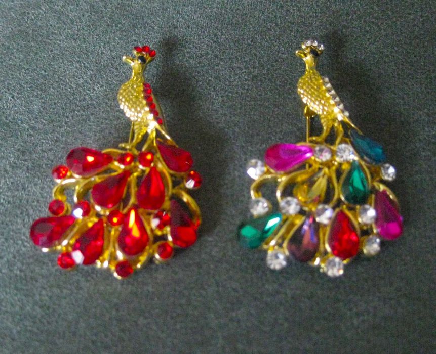 Alfinete / Broche / Pregadeira Pavão Pavão c/ Pedras Vermelhas NOVO