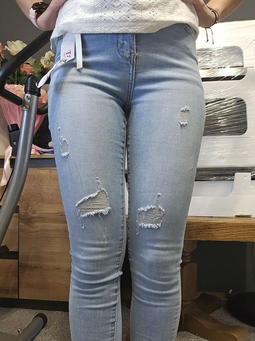 Nowe spodnie jeansowe z przetarciami