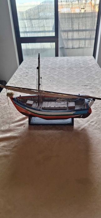 Artesanato náutico em madeira.