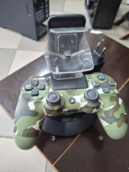 Sony DualShock 4 (модель CUH-ZCT2E) в цвете «Зеленый камуфляж».