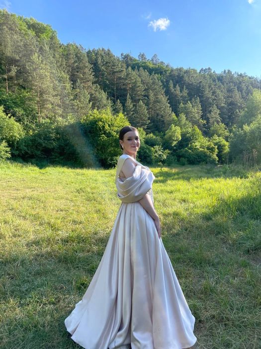 Випускна сукня,одягалась 1 раз.