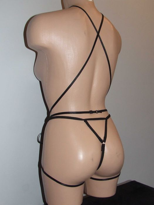 Komplet bielizny damskiej seksowny erotyczny gorset uprząż + stringi