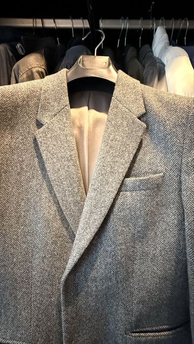 Fatos e blazers clássicos, camisas e gravatas como novos