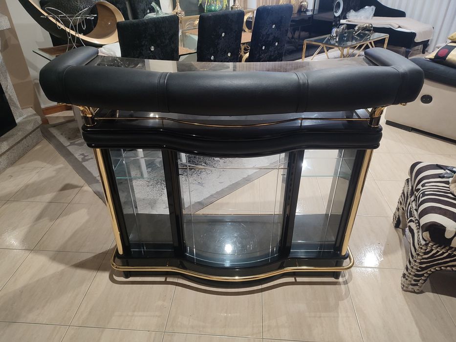 Bar preto com balcão