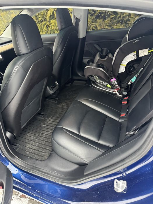 Продам власну машину Tesla Model 3