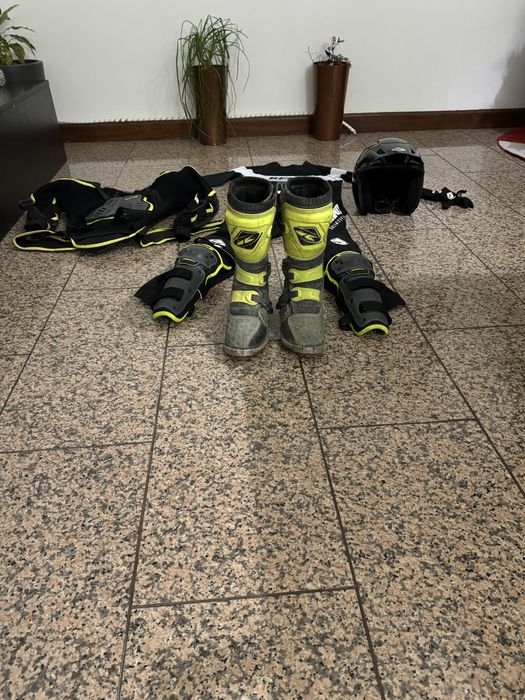 Vendo equipamento de trial ou enduro de criança