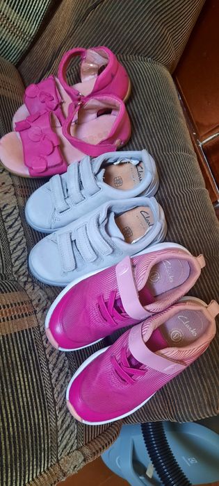 Дитяче взуття кросівки босоніжки