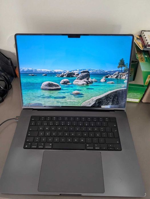Apple MacBook Pro 16" (M3 Pro, 18GB RAM, 512GB) - PT Keyboard