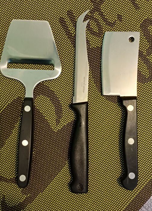 Набор ножей для сыра. 
Лопатка для сыра: Предназначена для нарезки тве