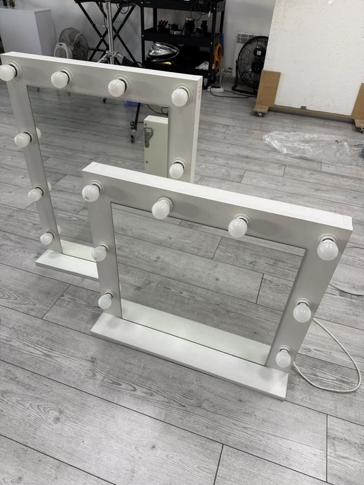 Візажне дзеркало біле