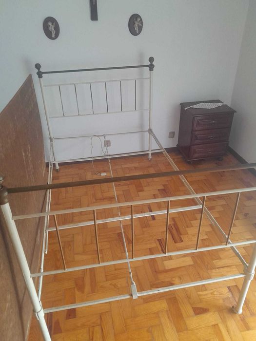 Cama antiga de ferro