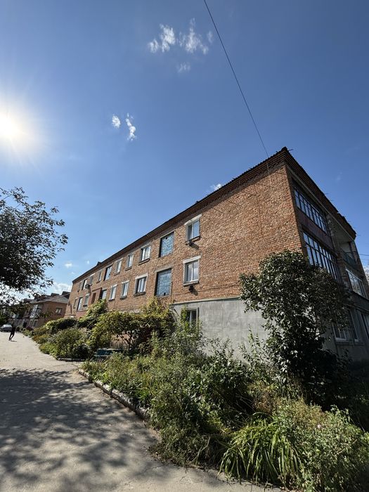 р 2-кімнатна квартира на 1 поверсі — зроби ремонт на свій смак!