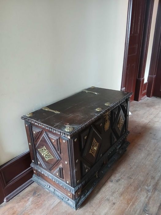 Elegante bau em madeira maciça