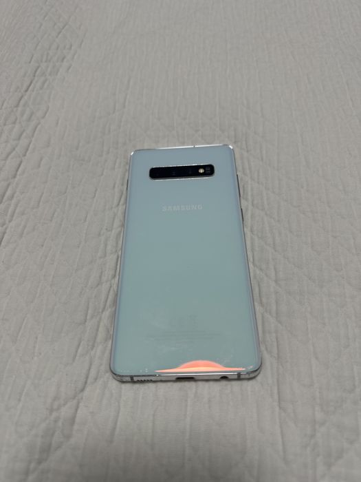 Samsung S10+  com capa branca