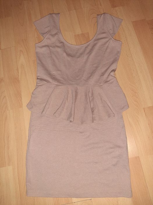 Sukienka z baskinką brąz capucino r M 36 38 Stradivarius mini