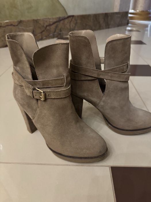 Чорні шкіряні чобітки