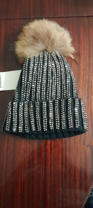 Gorro preto com brilhantes com pompom