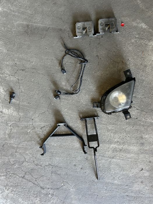 Bmw e90 części czujnik temp lampa przeciwmgielna zamki maski znaczek grill gałka