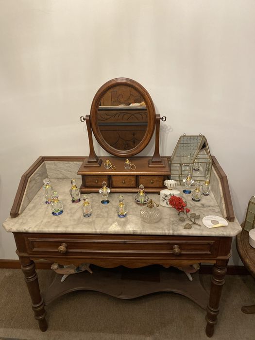 Cómoda antiga com espelho