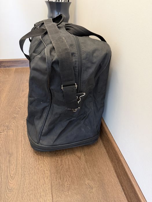 Torba Reebok na 6 kółkach z możliwością powiększania.