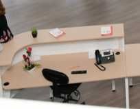 Balcão de receção linha Baleno com estrutura metálica Branco