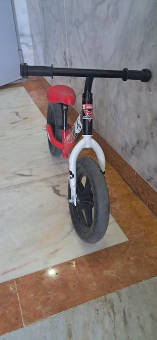 Bicicleta sem pedais vermelha, preta e branca em ótimo estado.
