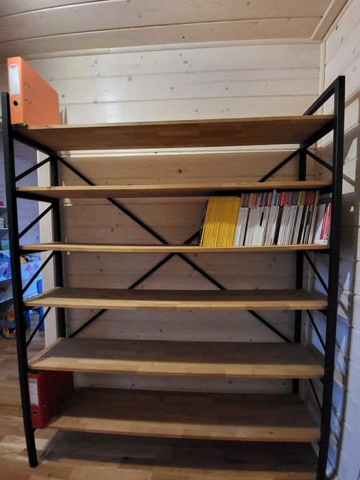 Dębowy regał loftowy.