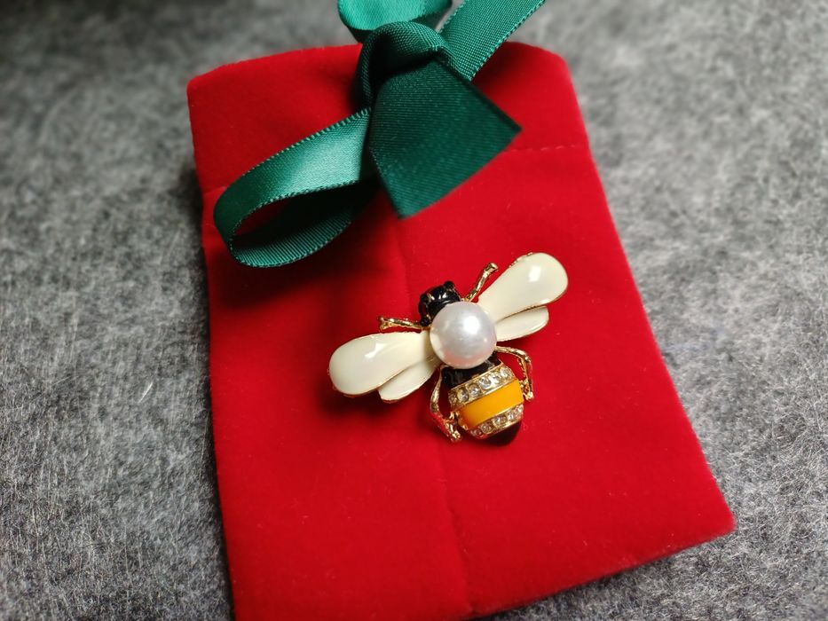 Pregadeira Broche  Nova ( abelha) + bolsa veludo