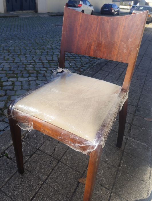 2 cadeiras de sala maciça, com estofo novo