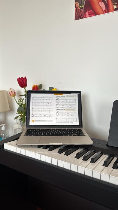 Piano Digital YAMAHA P-45 com mesa de suporte